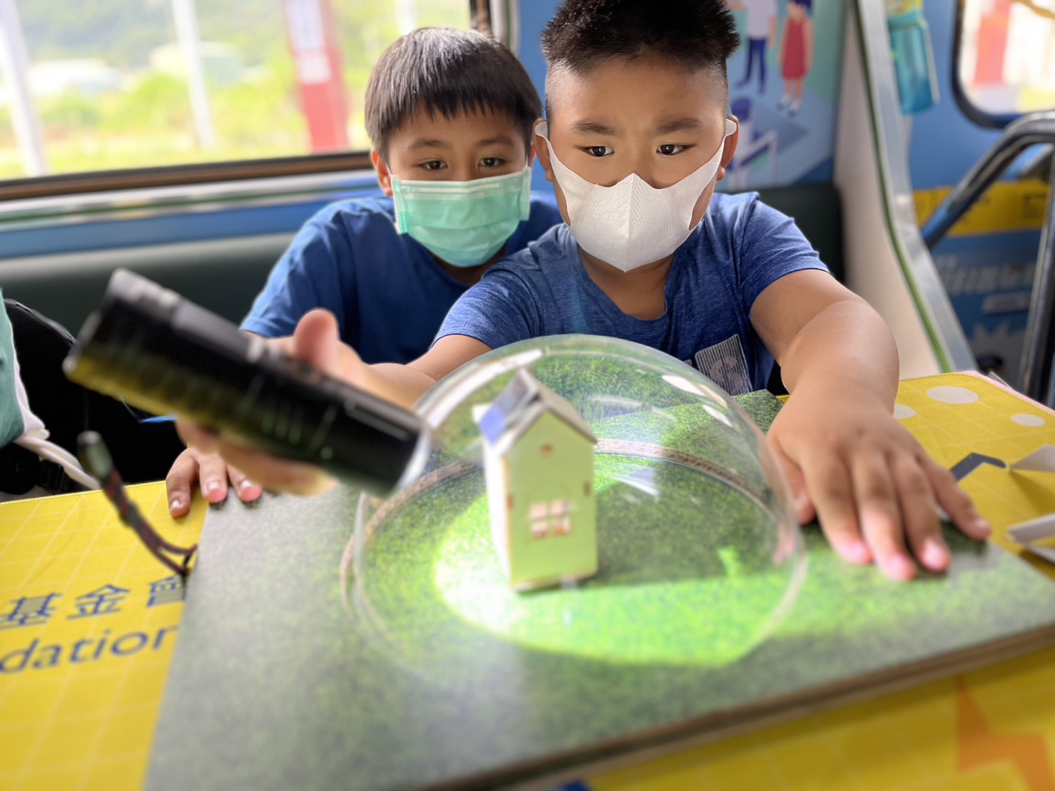 天游ty8參與基礎科學主題車廂，以STEAM教學精神，設計「逐日科學家」、「太陽能工程師」以及「淨零建築師」三大能源科普課程和實驗